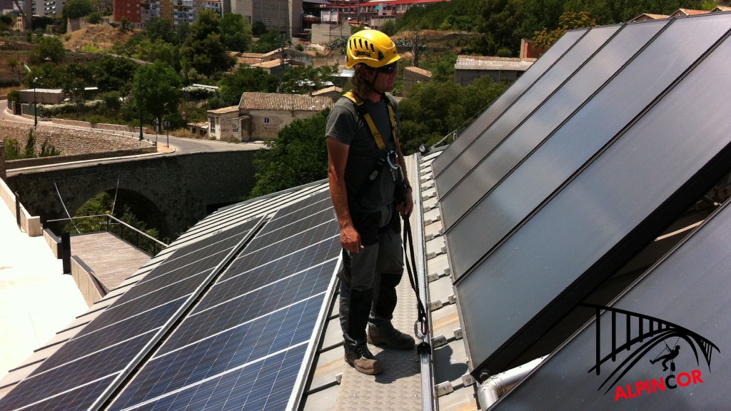 Instalación de línea de vida horizontal rígida EN 795D